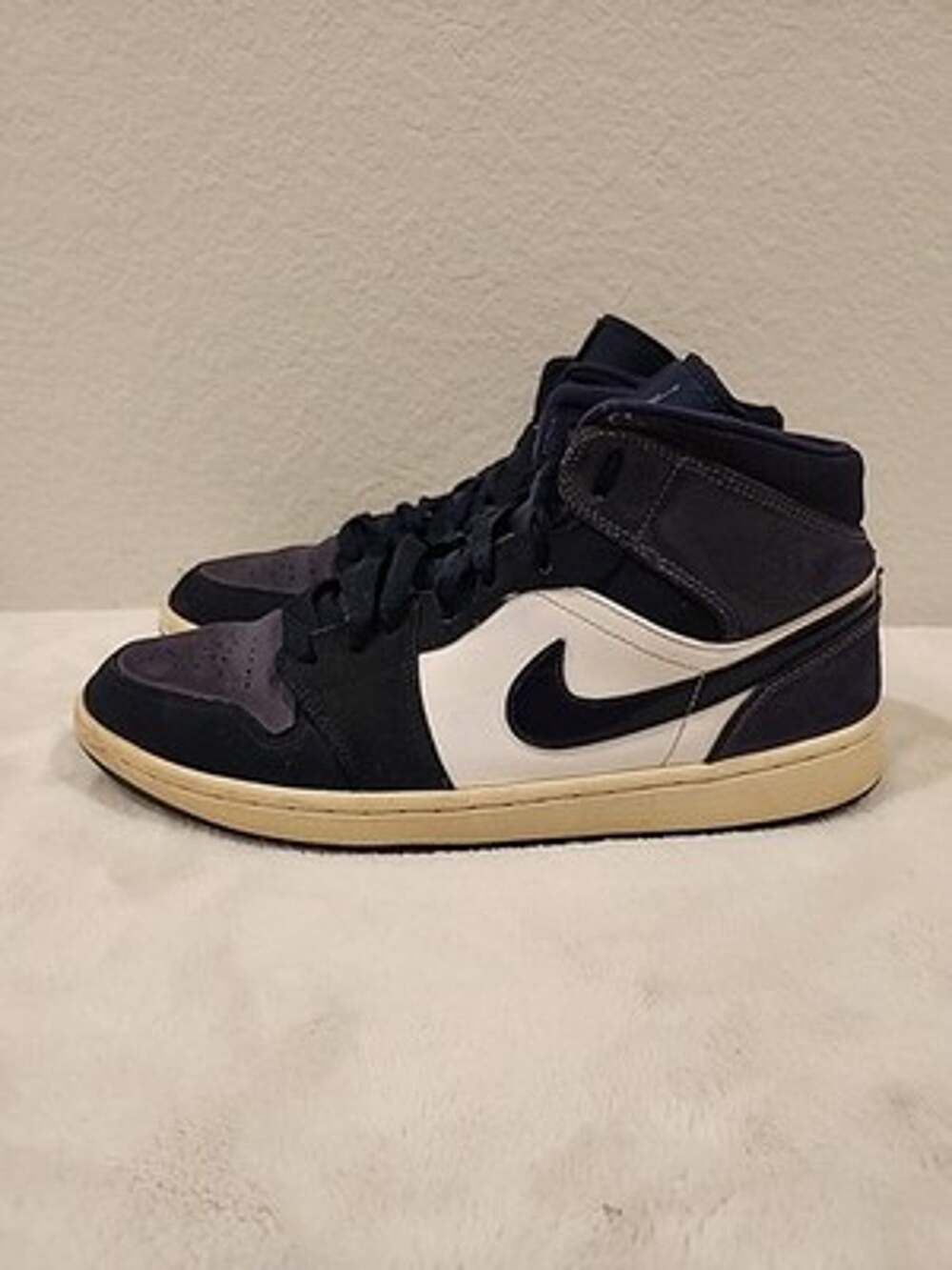 Men's 10.5 Nike Air Jordan 1 Mid "Obsidian Sanded Purple Basketball Shoes